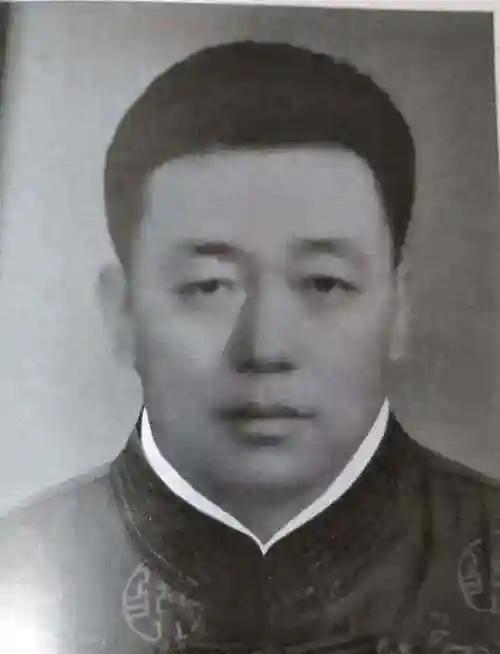 1939年4月27日，平西山南村，高志远刚一进门，就被两名战士按倒在地，身边人谁