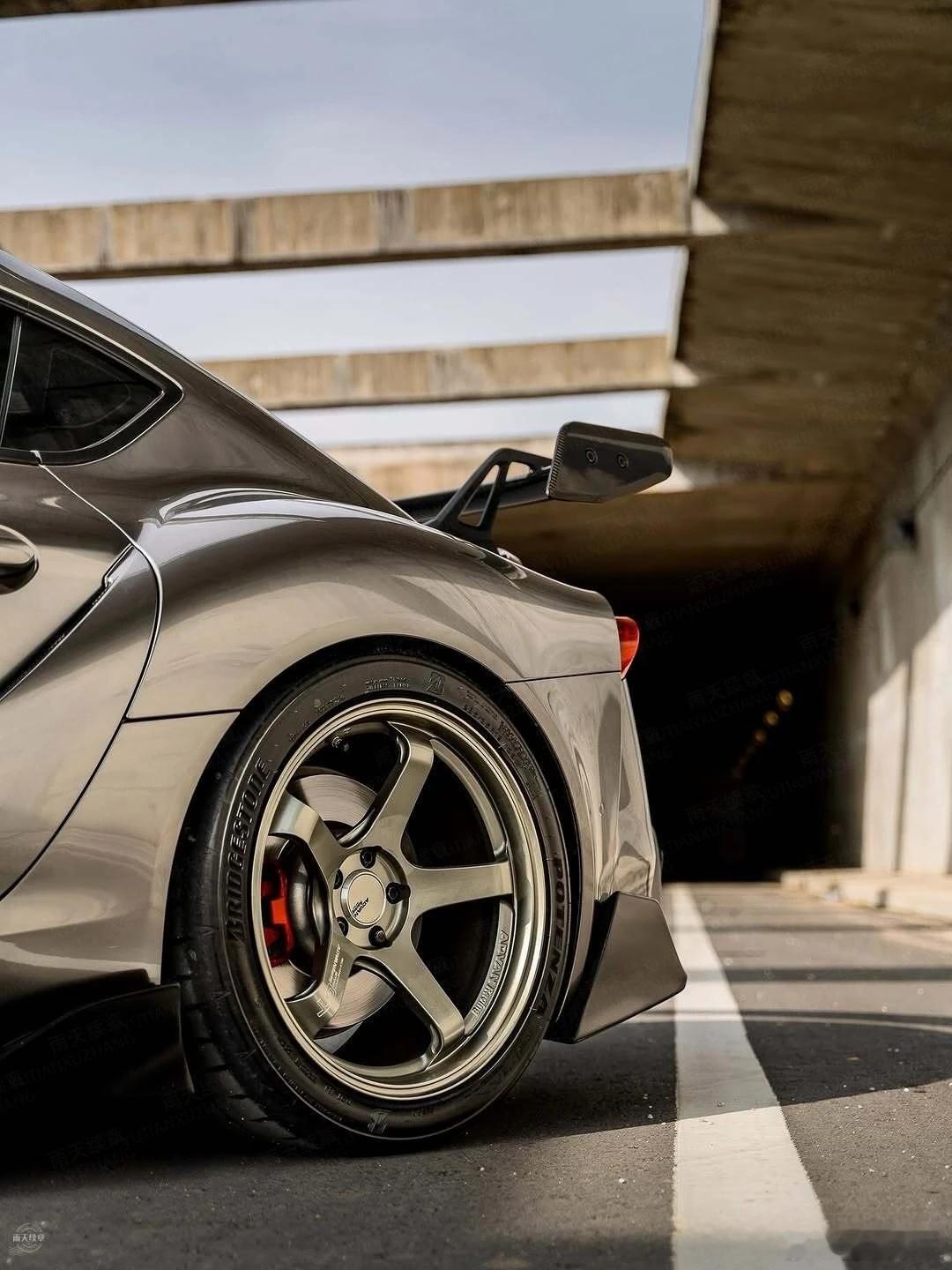 丰田Supra街头目光收割机！Supra低趴宽体+犀利棱角，自带战斗气场。3.0