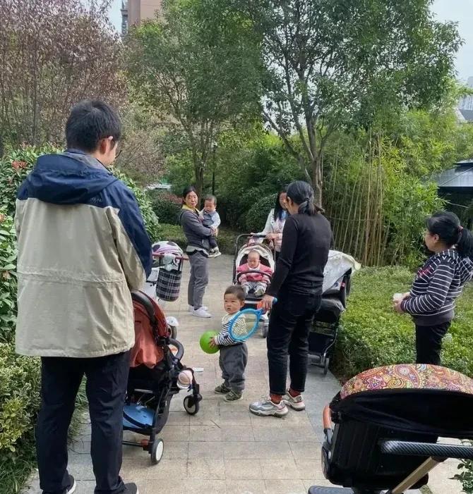 有网友说：“在小区里发现超有趣的带娃现象！那些退休有文化的爷爷奶奶带娃时，全神贯