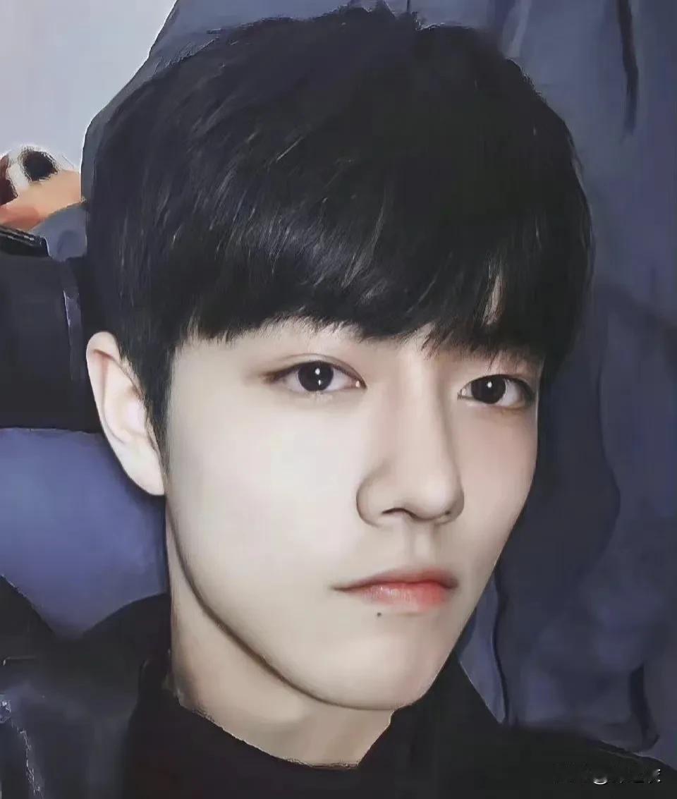 我总有一种思维定势就是顶流是类似当年鹿晗，近年肖战这种，一方面是他们的粉丝黏性感