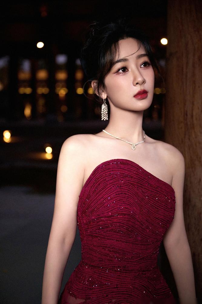 杨紫输给宋佳，全场第一个站起来鼓掌的却是她。昨晚金鹰奖最佳女主开奖前，沈梦辰