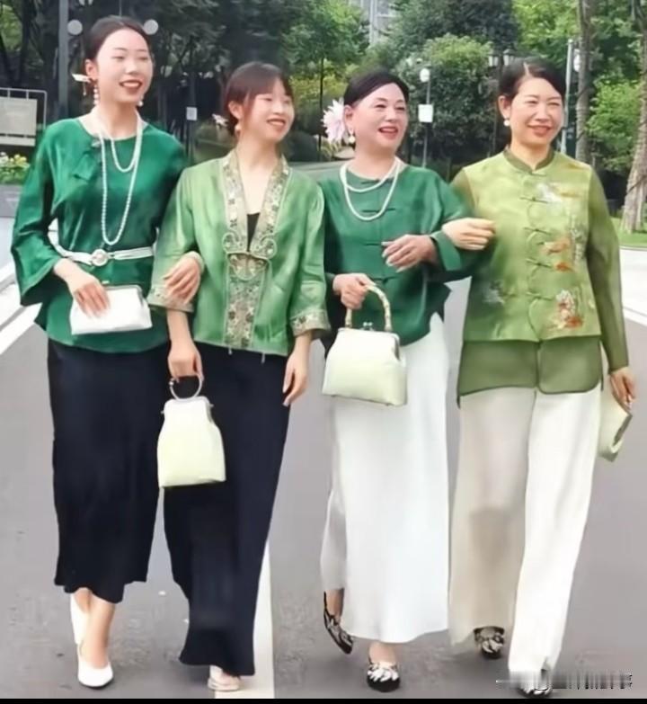 四人是两对母女，你能看出来能谁跟谁是母女吗