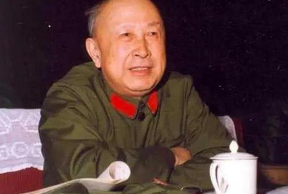 1964年，钱学森回家吃饭，但是刚夹起一筷子菜，就突然惊呼：“先别吃，快拿去化验