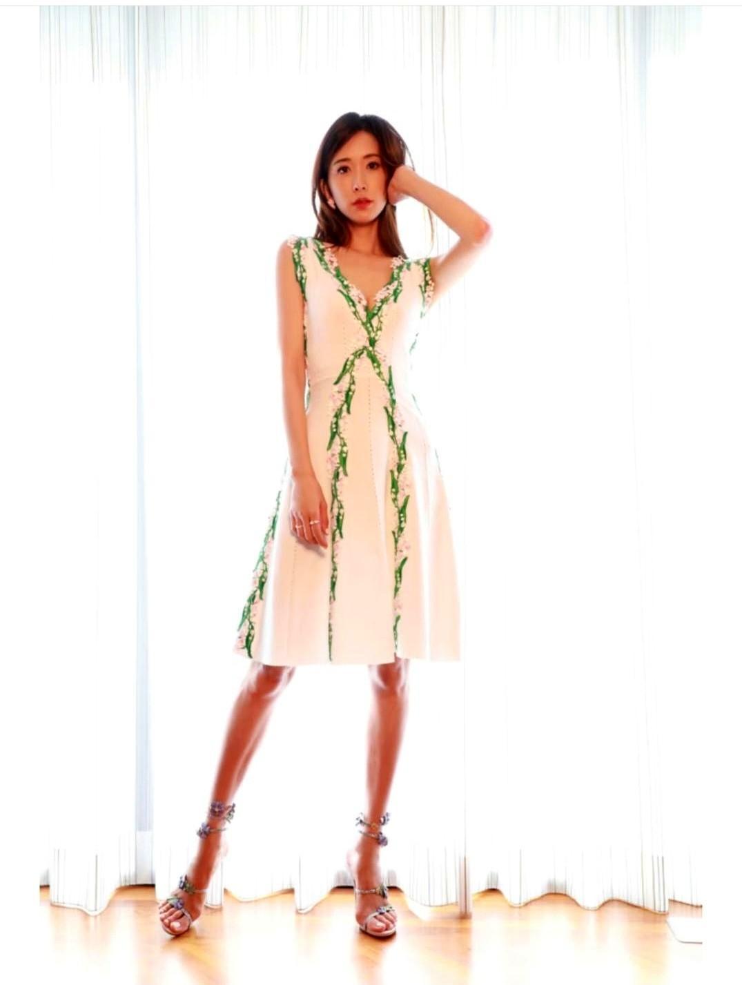 林志玲不再穿尖头高跟，却赢得了更多尊重。她坦露脚趾的变形，不是诉苦，而是提醒：