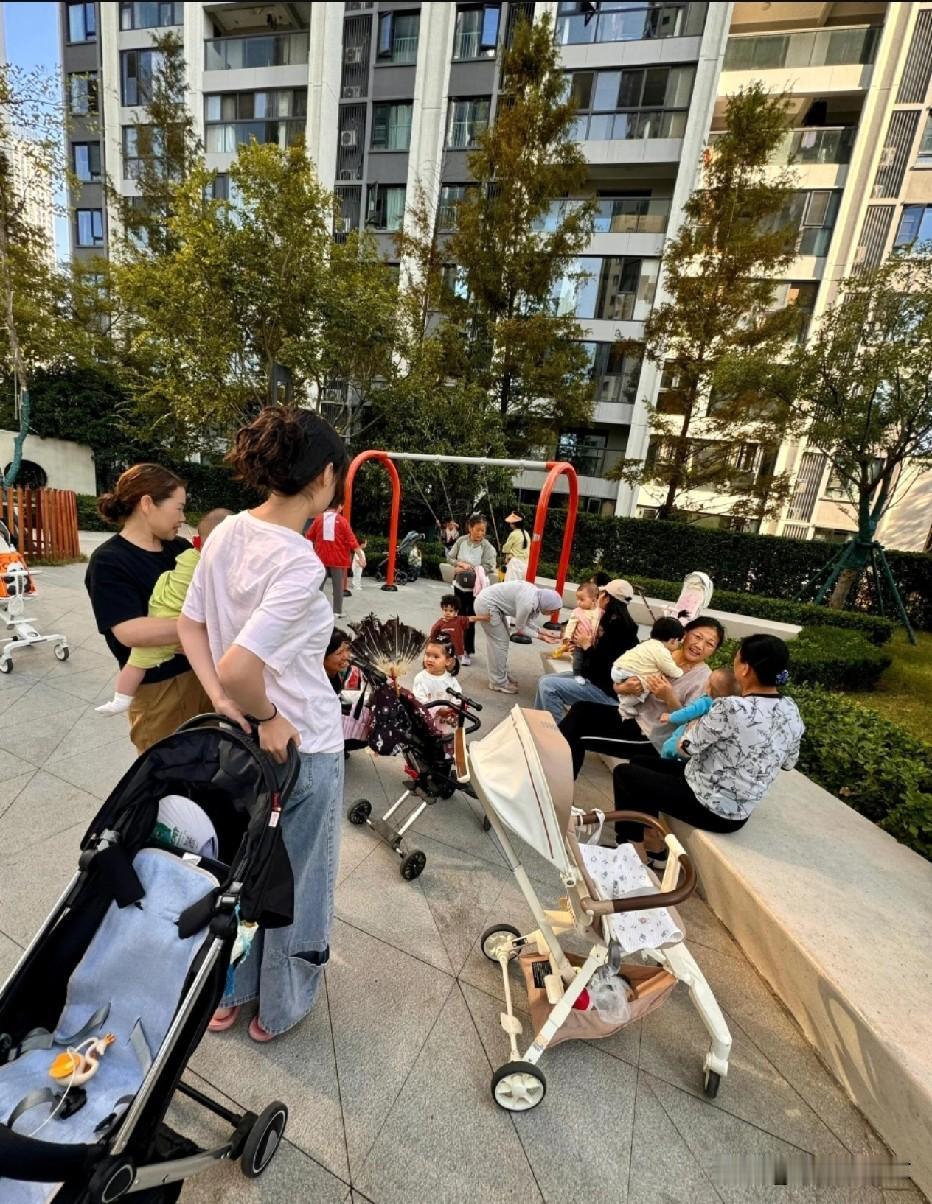 我们小区对门那栋有个邻居，今年39了，她家孩子跟我家小的大一个班。前阵子接送孩子