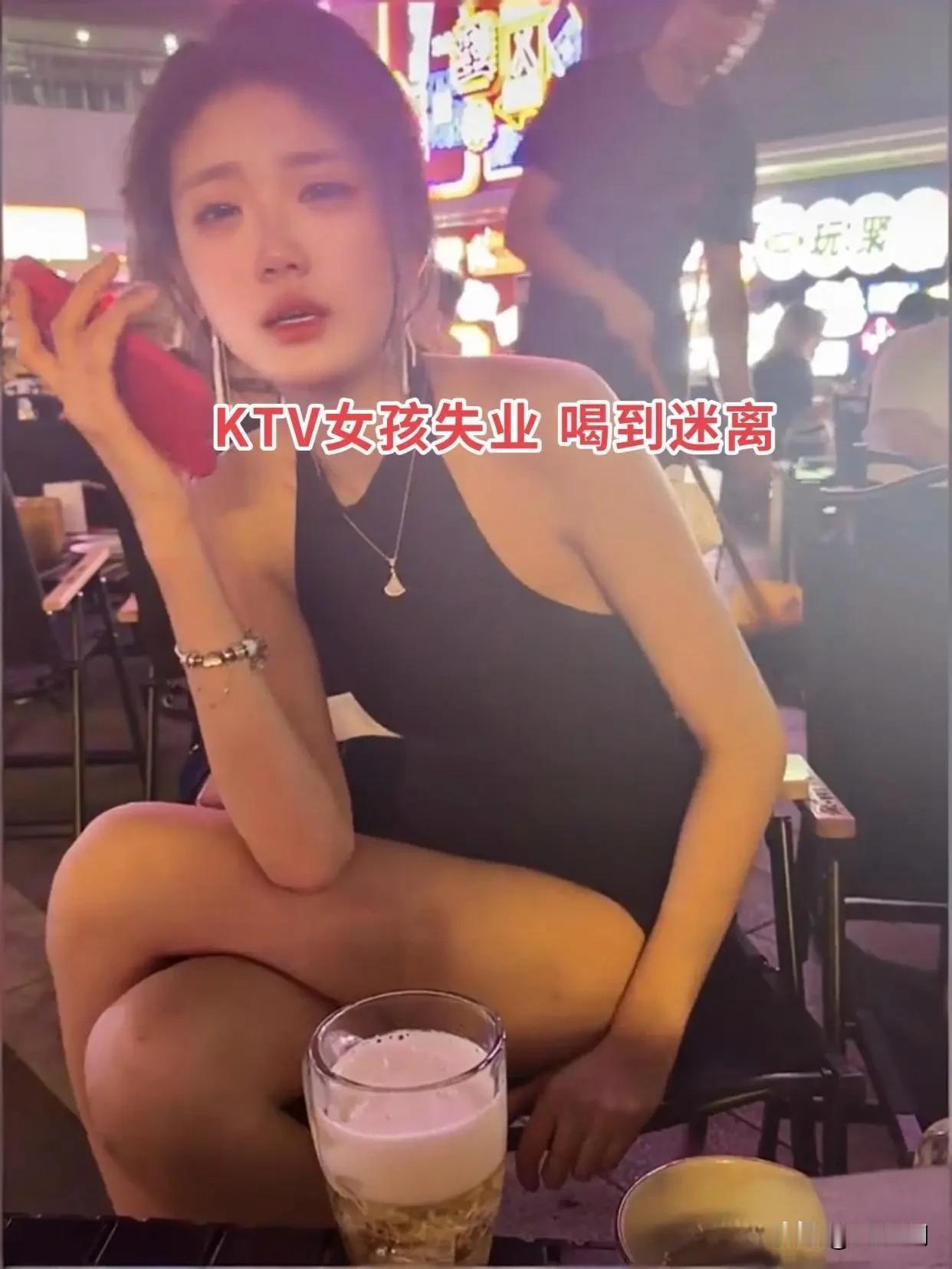 一男子上网炫耀他新交往的女朋友，他女朋友原本是在KTV做服务员，但因为KTV