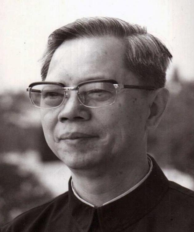 他是福建厦门人，新四军老兵，坚持了南方三年游击战争。1934年不幸被捕，在监狱中
