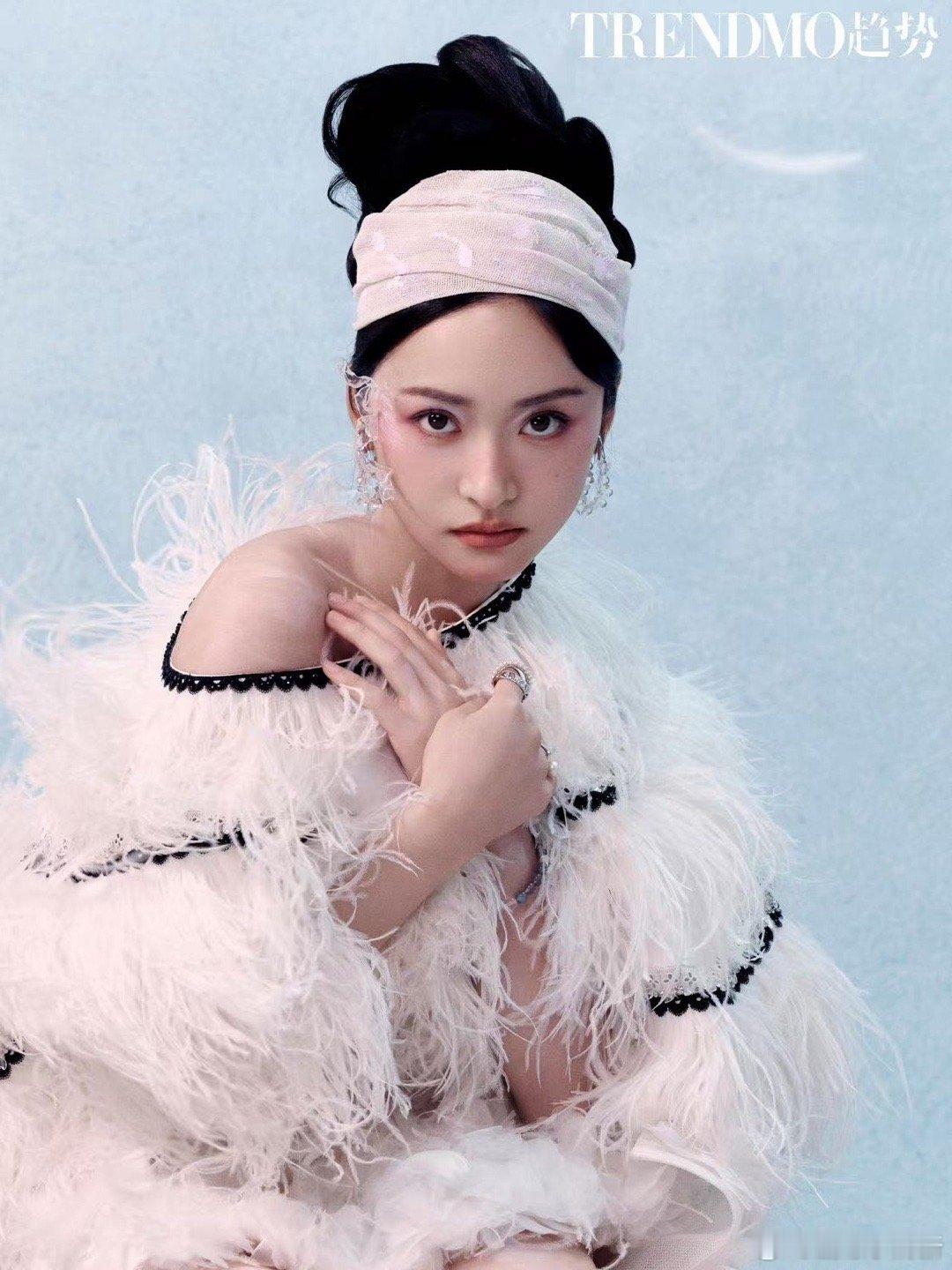 沈月首登趋势封面恭喜沈月首登趋势封面！羽毛纱幔造型仙气又灵动，细节满满的妆容与