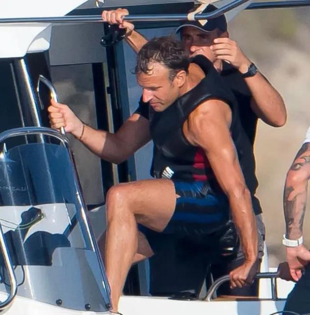 马克龙今年才48岁，他妻子已成枯木般的老妪。他还身强力壮，看他活动时偶尔也会和年