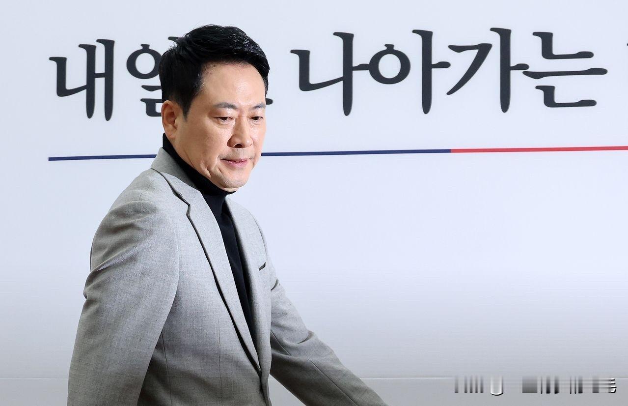 26日，韩国民调显示国民力量党首张东赫因党支持率骤降至17%，党内危机爆发，领