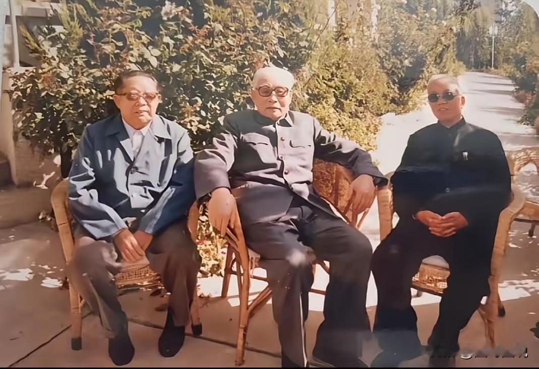 如果不仔细看，你能相信他们是身经百战的开国将军吗？1984年，三名开国将军晚年留