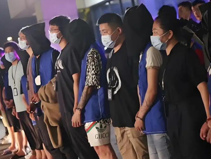 遣返都是抓小喽啰，动不了核心团伙？每次跨境打击电诈，这类质疑总会准时出现，认为抓到的都是底层人员。但