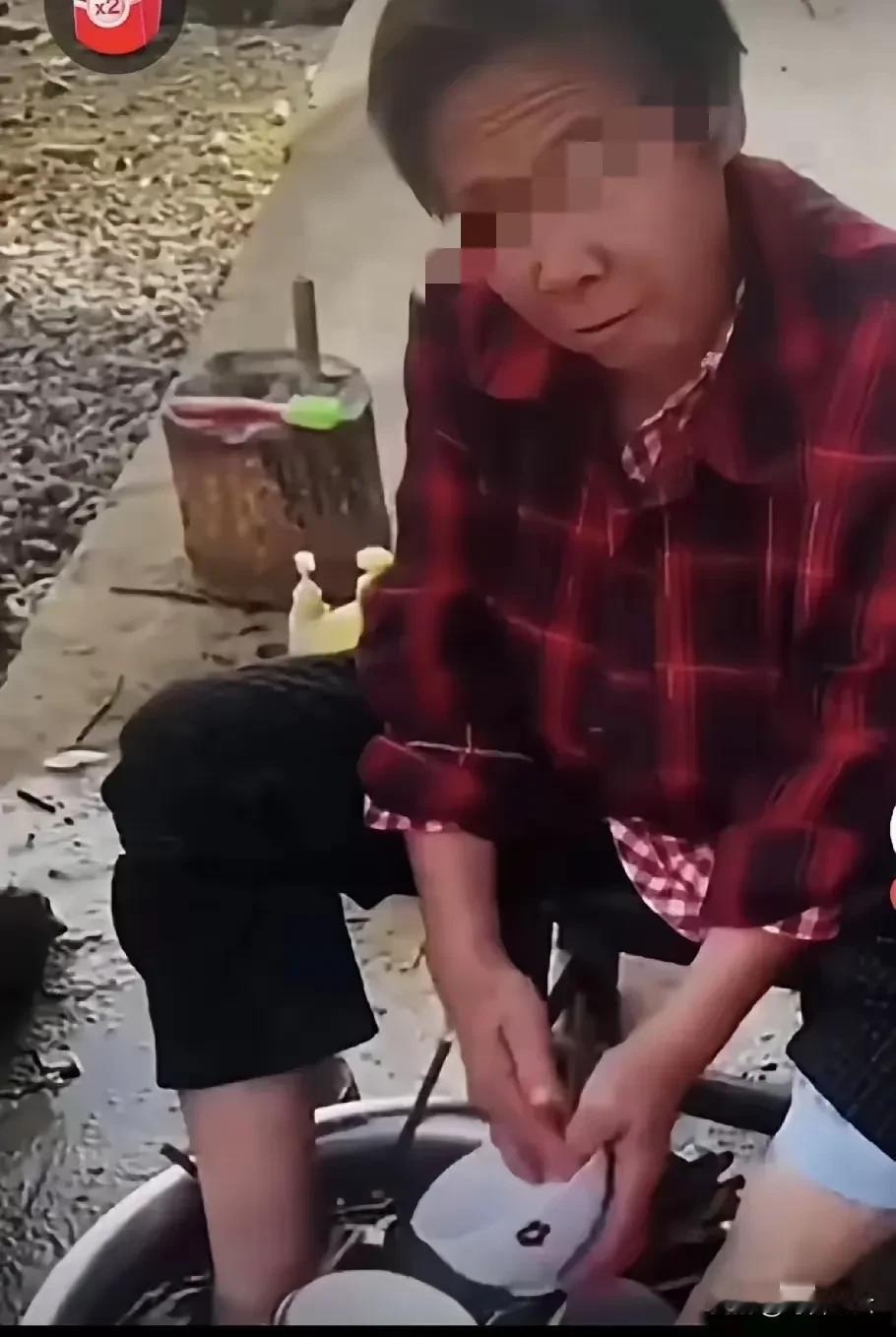 善恶终有报，苍天饶过谁​老太太故意恶心人，她在刷碗时，把两只脚伸进了刷碗的水盆