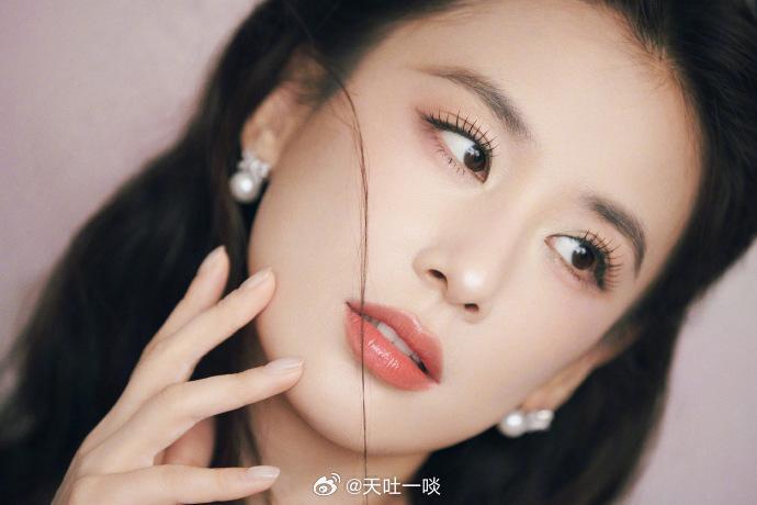 气质典雅、明艳大气——黄圣依。每日明星美图分享