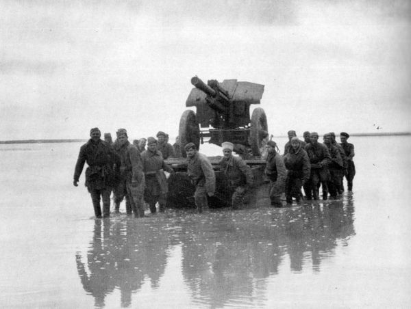 1943年苏军涉水运送榴弹炮穿越锡瓦什湖的战役场景