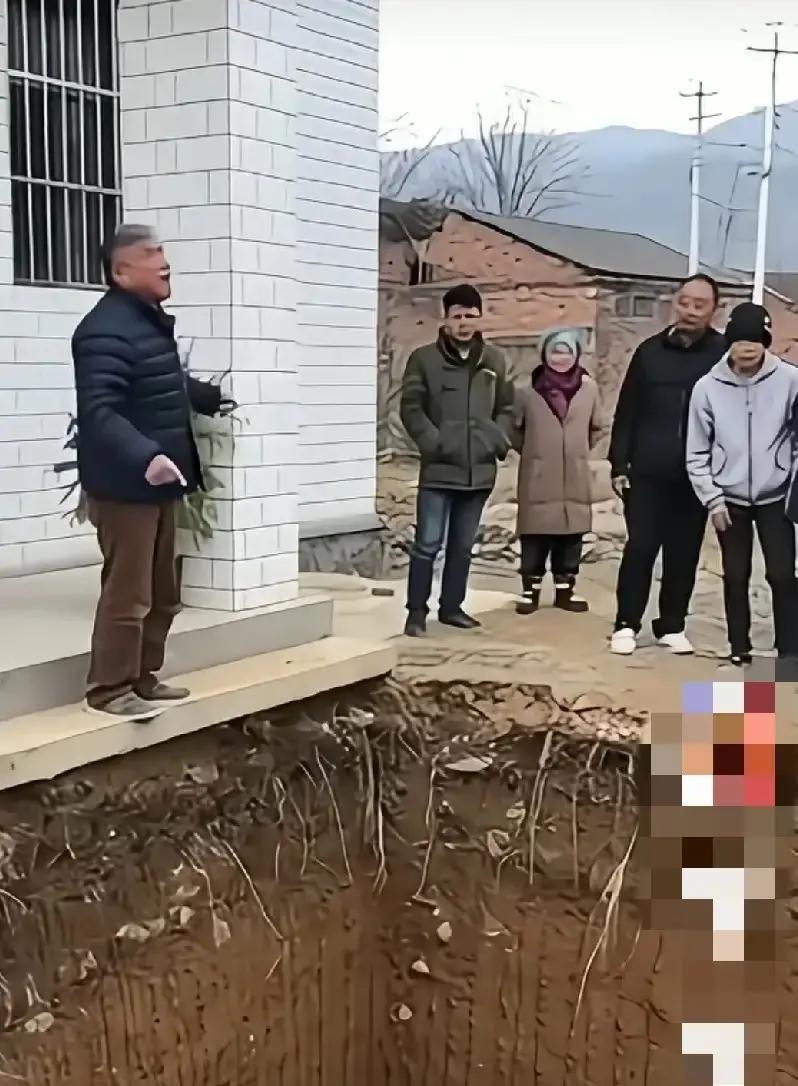 张某拦着不让邻居盖房，说挡了他家风水。人家手续全，他天天拔桩子闹。邻居李某火了