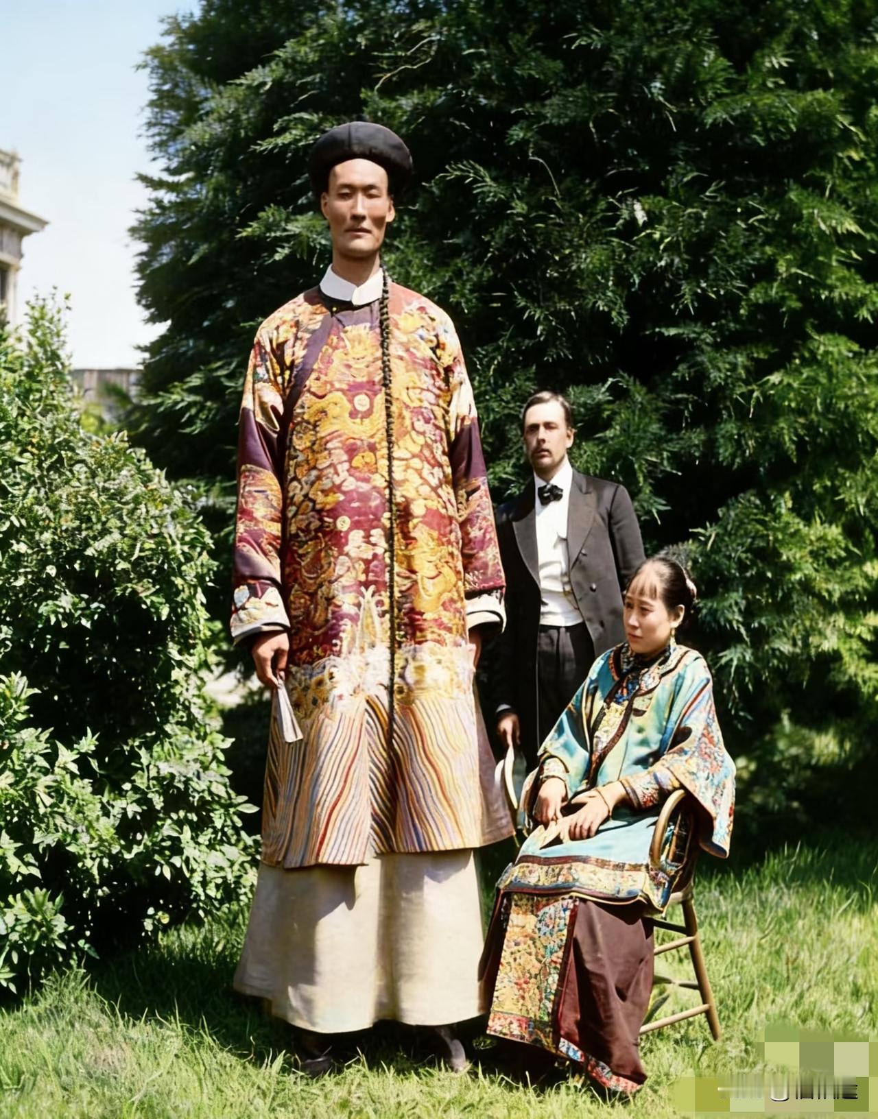 晚清一张记录“巨人”的旧照，藏着那个时代的荒诞。这是晚清时期一幅罕见的影像，画面