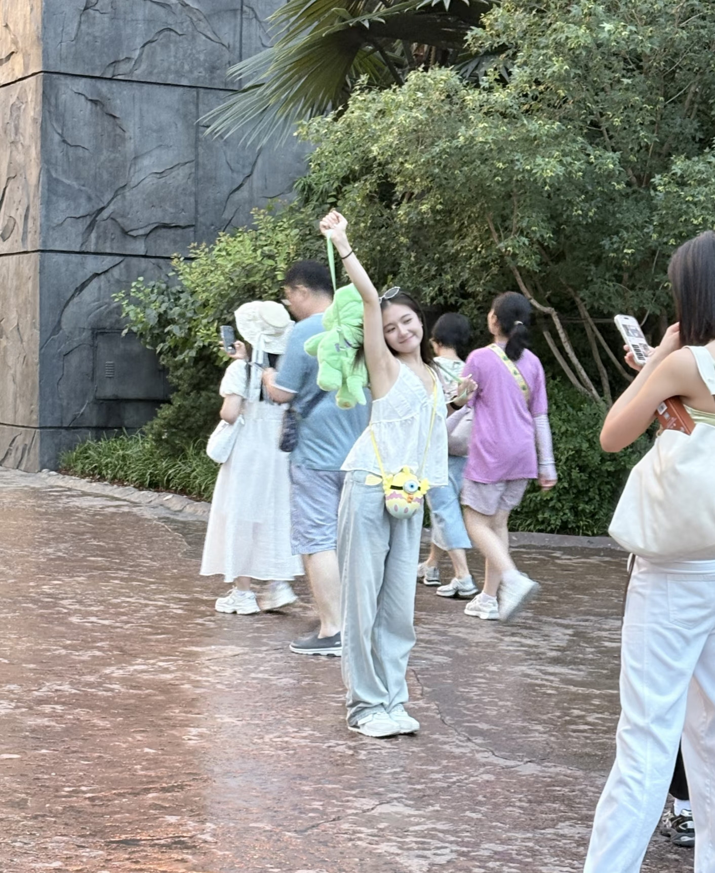 26岁的李兰迪和闺蜜现身北京环球影城，游客照一曝光，不少网友都在感叹：她真人比镜