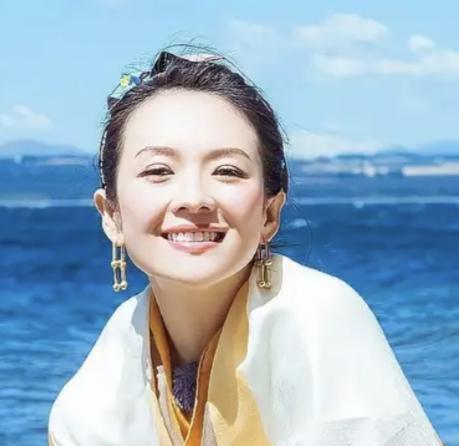 霍启山的肩膀被压歪了3度。在乌菲兹美术馆，这位豪门公子哥肩上挎着的不是高定西装