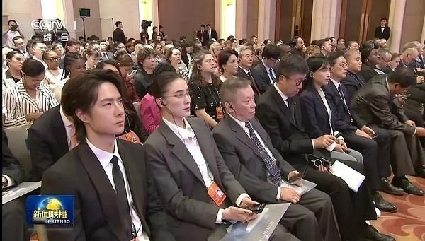 王一博根正苗红，受各界欢迎的优秀青年代表，他好红啊，两个层面的红王一博宋佳登上新