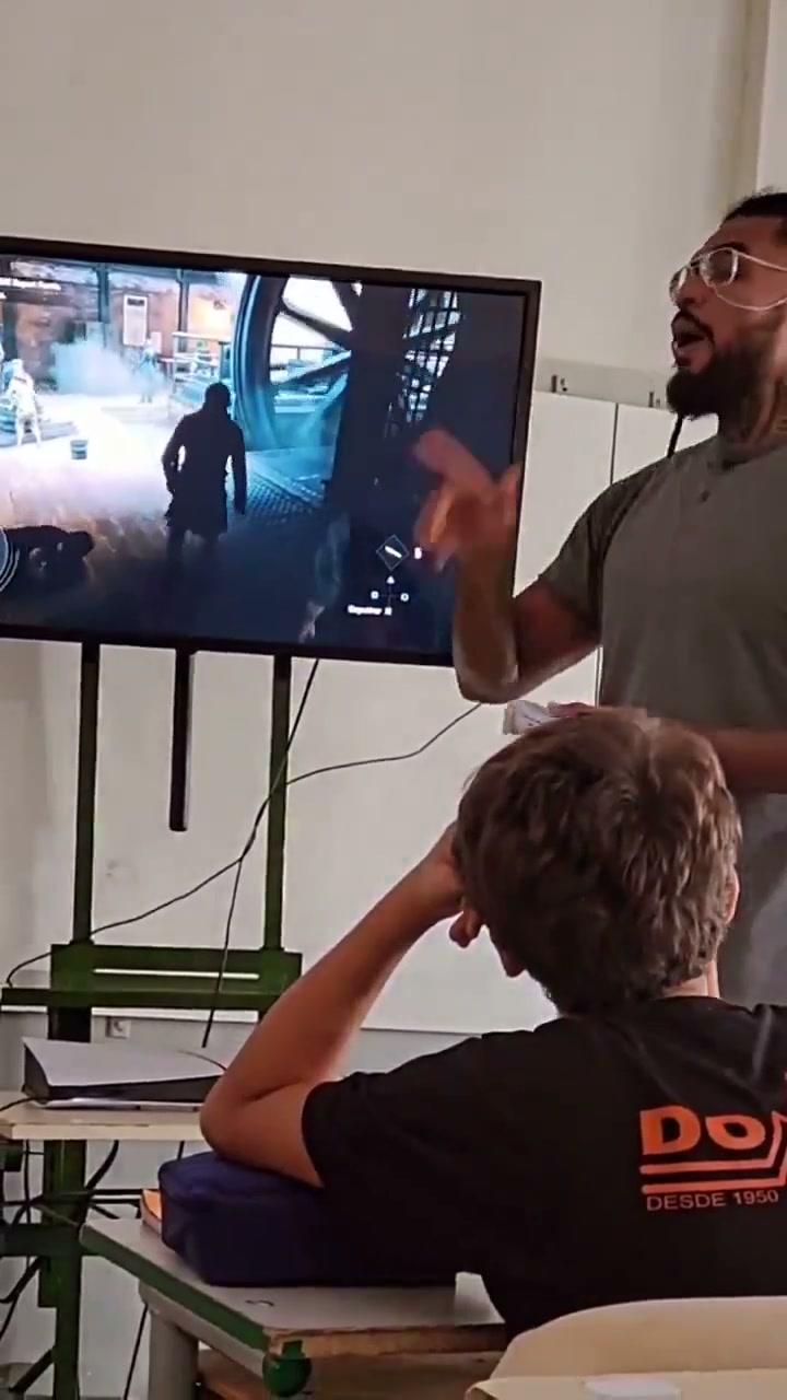 有老师把PS5搬进教室，用《刺客信条》讲工业革命。最绝的是，这游戏的历史建筑还原