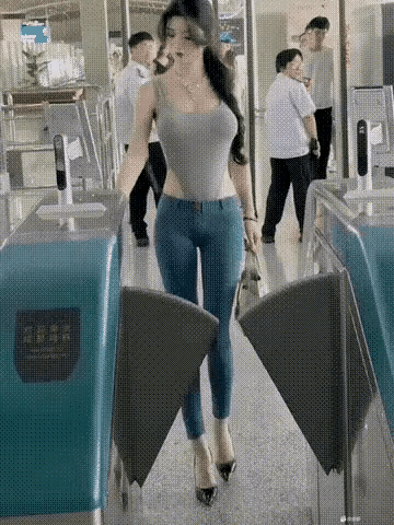 长得漂亮身材好，就是有自信。