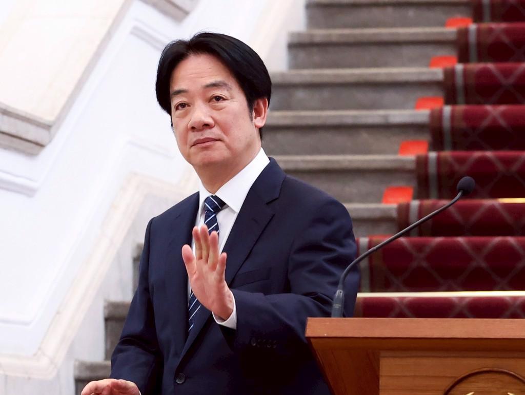 根据赖清德就职满一周年民调，《TVBS》赖清德的满意度32%、不满意55%；《联