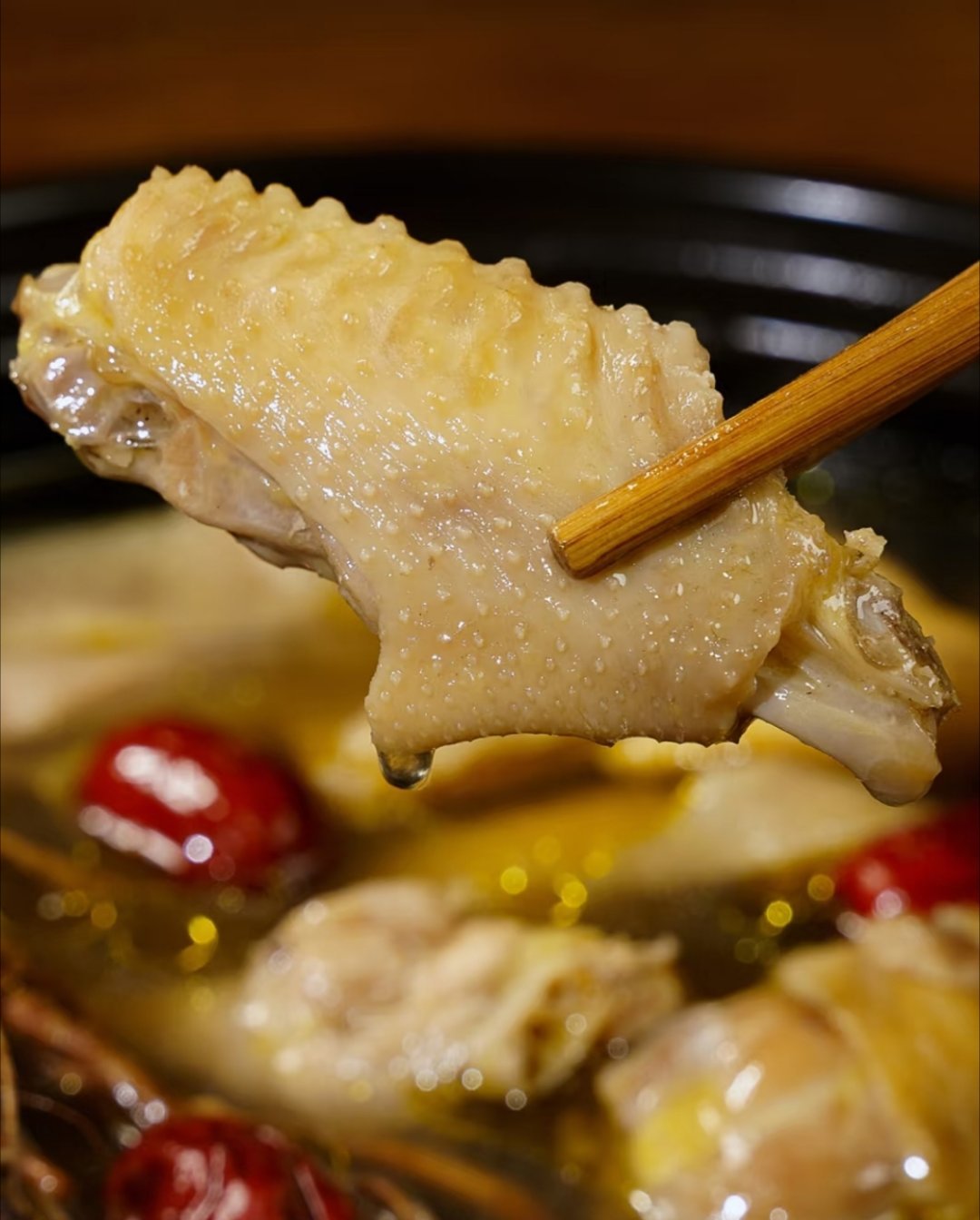 三大影后居然坐一起讨论怎么养鸡鸡得骟过肉才嫩,养到差不多可以宰了,用五指毛桃在浸
