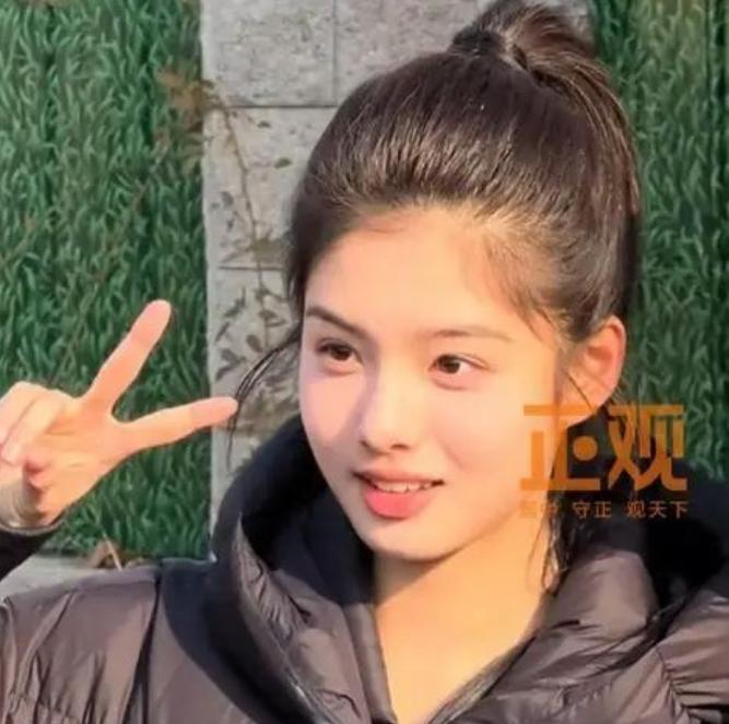 2025年12月28日，17岁演员艾米现身河南艺考现场。她以素颜高马尾造型出镜，