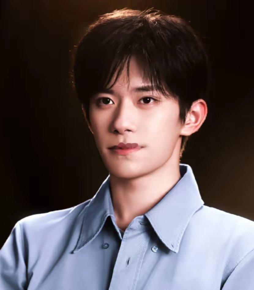 你们发现没有？易烊千玺很不对劲，他身上绝对有不可告人的秘密，别的老戏骨生怕自己演