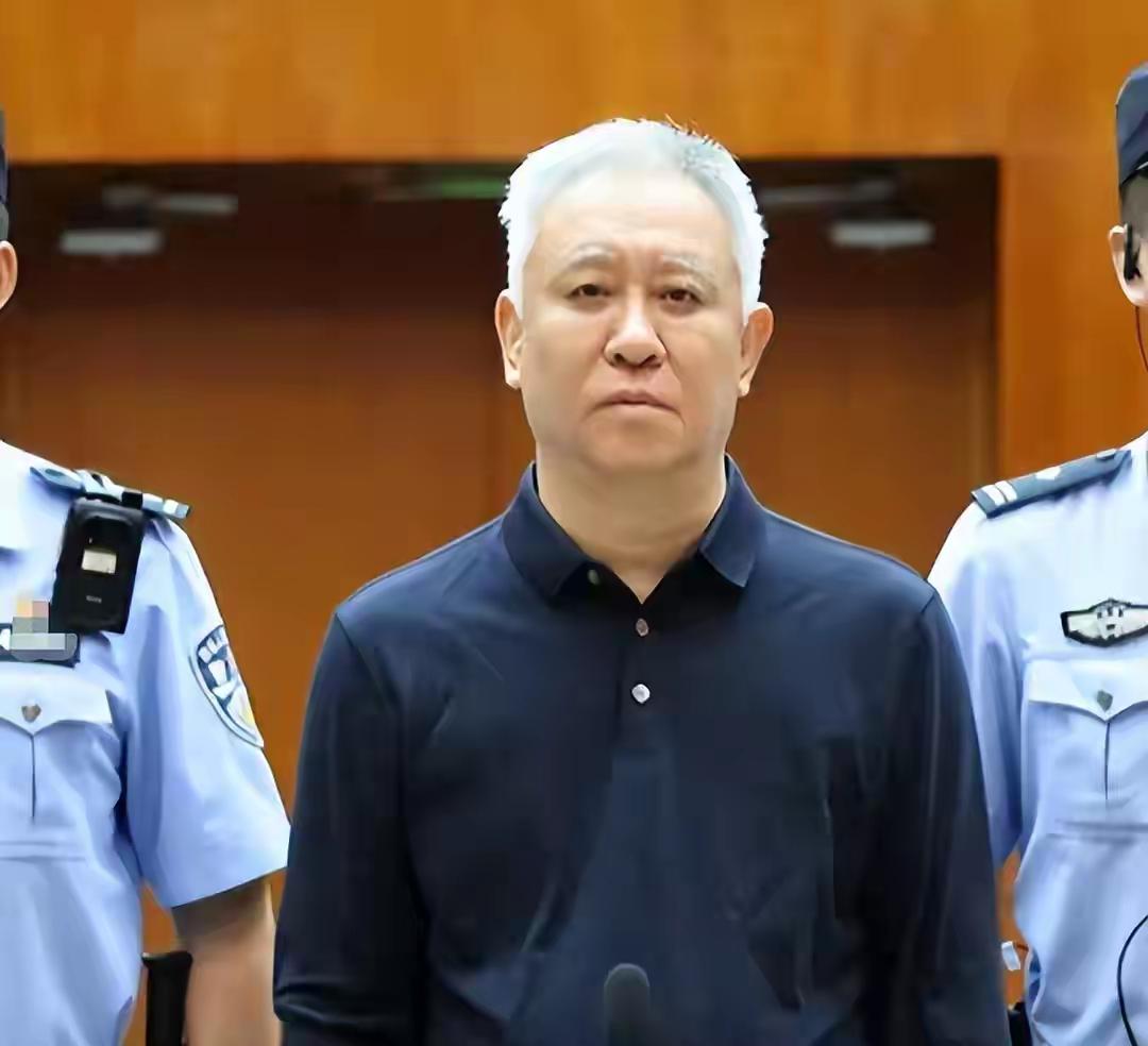 许家印被判无期，两个儿子分别获刑——但这出大戏最耐人寻味的，不是判决本身，而是庭