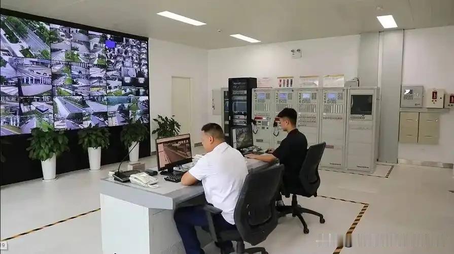朋友在事业单位上班，他们单位有个消控室，外包第三方。他亲戚找不到工作，就让他