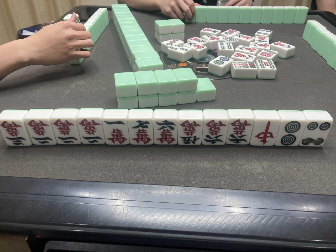麻将真的是很有邪性的气运虽然看不见摸不着，但是真要说它不存在，又未必如此。上个