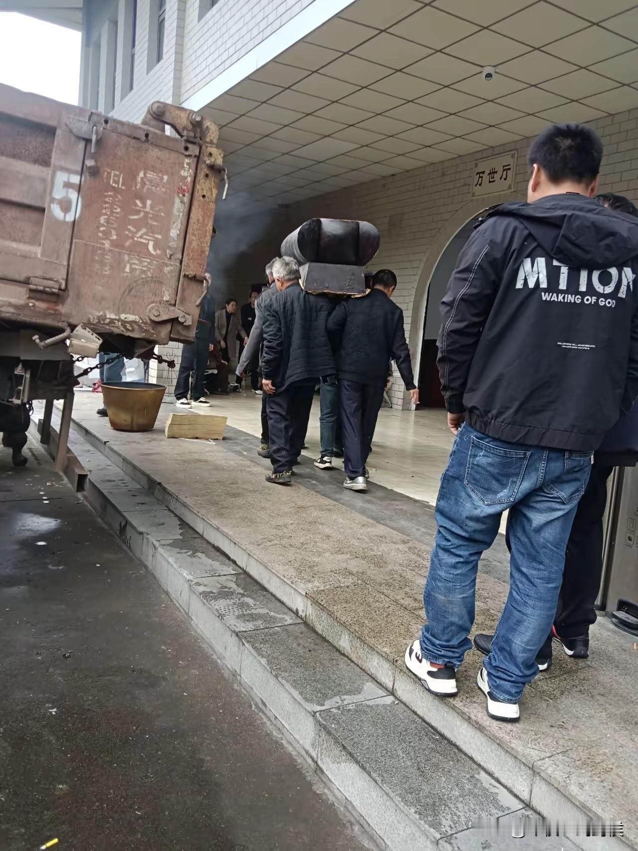 小区有个85岁的爷爷，昨天晚上突然去世了。他106岁的妈妈哭得鼻涕一把泪一把，