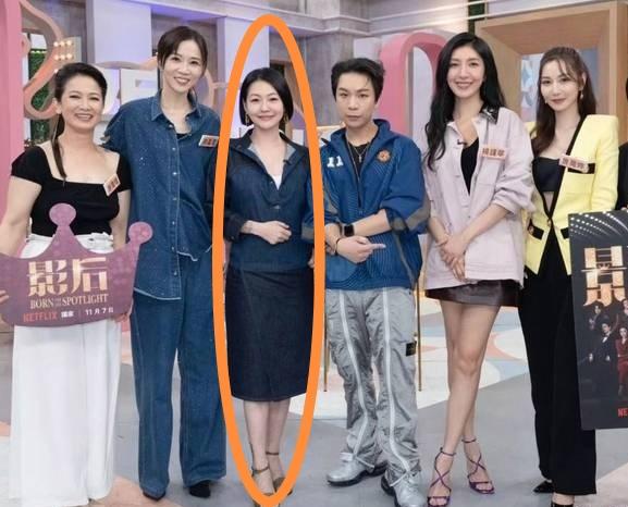 小S和众人站成一排同框合影时，一眼就能看出她个子真的好小个啊！可别看她身形小巧，