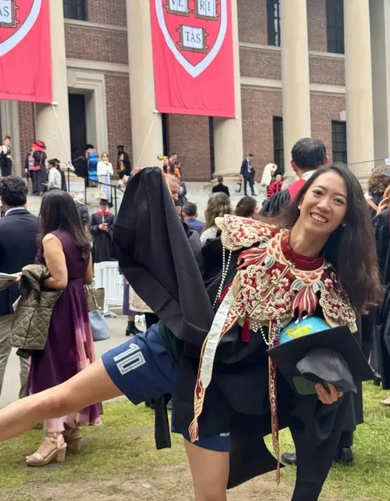 如果这叫质疑？那什么叫抹黑？哈佛女孩蒋雨融因为一个演讲，爆火简中网。但她没有走