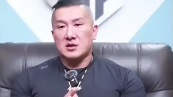 台湾网红馆长直播放话：以后不搞大陆自由行了，来一次赔一次。原因不复杂——养不起二