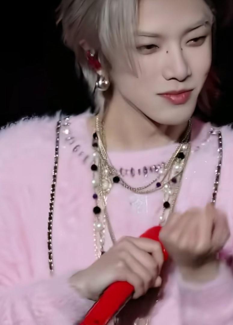 妈呀！如果不说你还能认出这是华晨宇吗？在演唱会上，他穿着粉色的毛衣，佩戴叠层项链