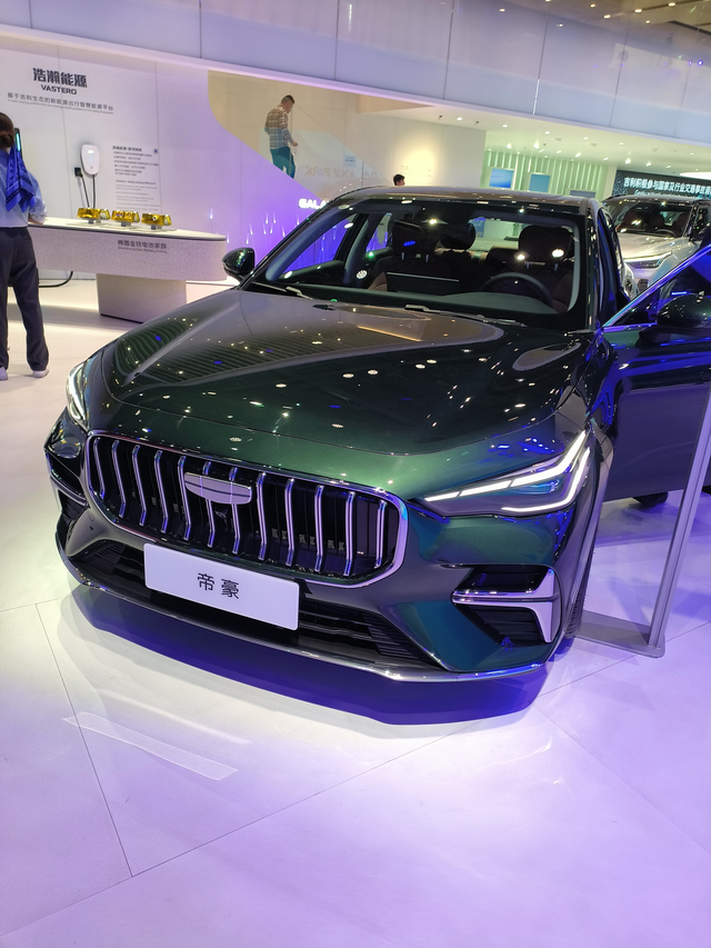 新款帝豪真的和老款星瑞非常的像这谁受得了，而且配置还比我们老款的高，今天就来对