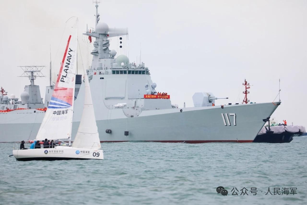 参加舰艇开放的052D西宁舰“雪豹”摆出来，很萌哇拉进人民海军与人民群众的距离，