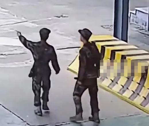 浙江两名武警在巡逻时，突然听到有女子大声呼救，便毫不犹豫的冲了过去，发现是一男子