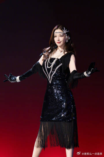 阚清子发照片留念五公舞台阚清子发照片留念五公舞台，用百老汇新风格书写舞台新篇章