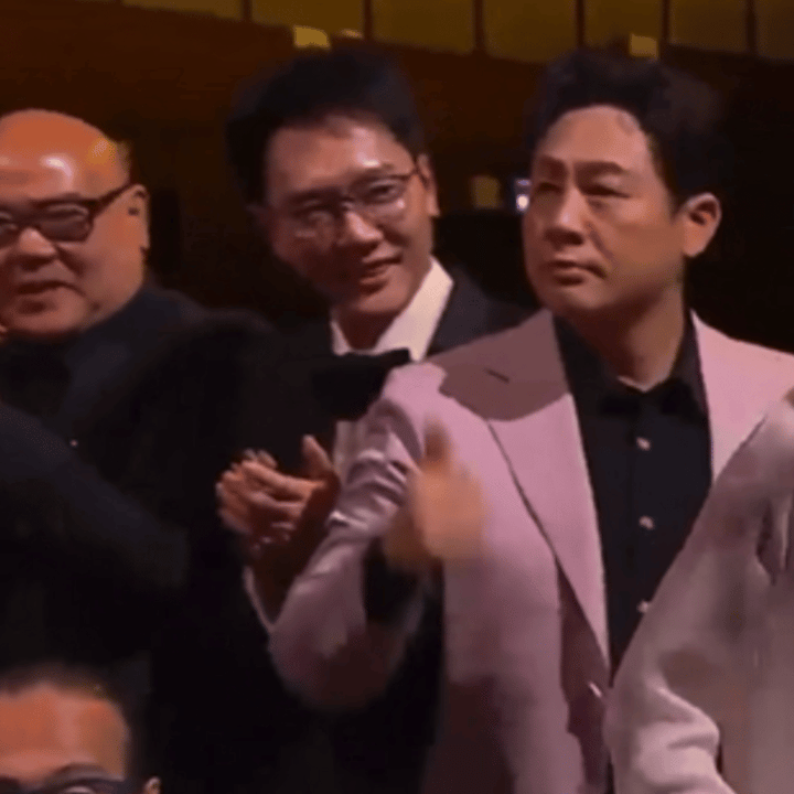 张颂文这表情太容易引起争议了辛芷蕾在威尼斯领奖，与笑容满面的冯绍峰相比，张颂文