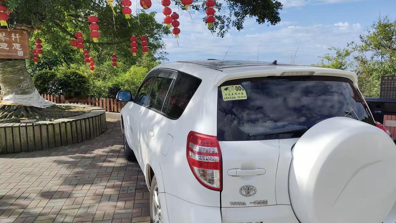 我发现个挺有意思的拧巴现象。很多人喊着要自驾游追求自由，结果一上路，就自动把自