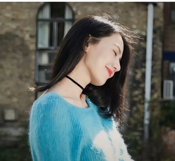高圆圆属于大气甜美，我就没见过谁五官长得又大气又甜的真的好好看啊！简直不要太好看