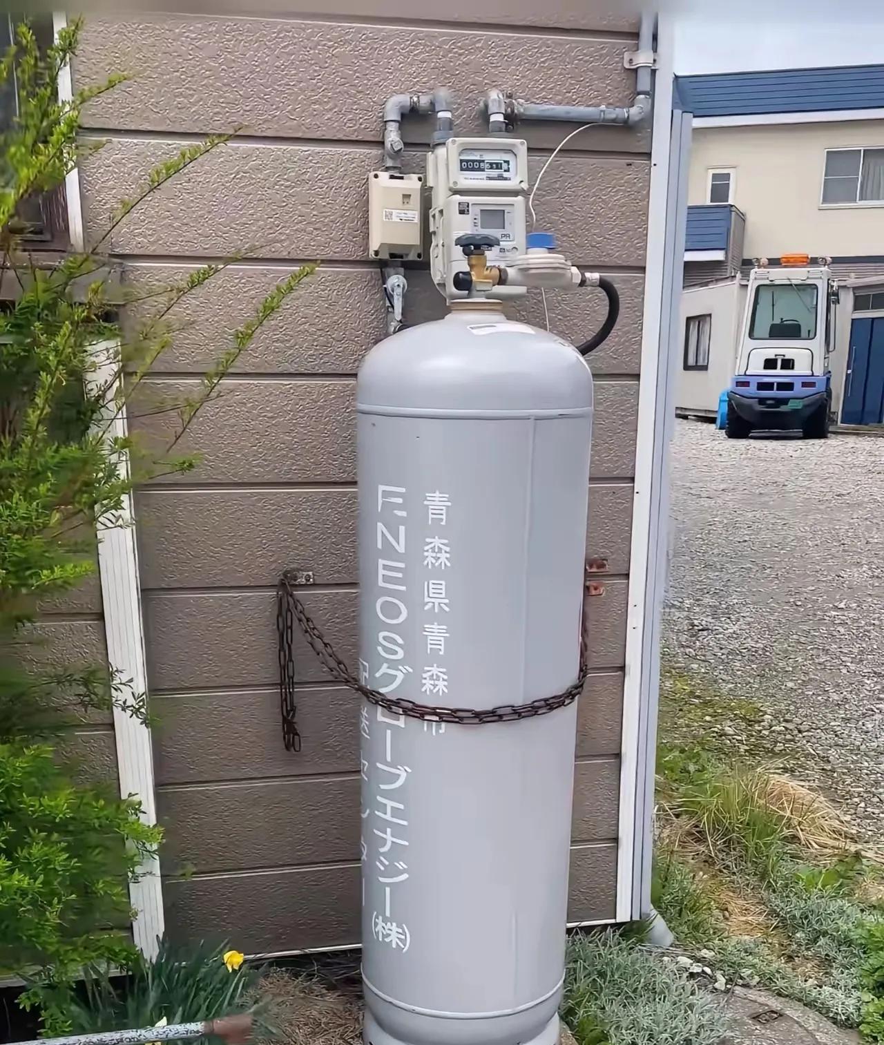 这是一位网友在日本发回来的照片，日本居民都用这种液化气罐的燃气来做饭的，我看完图