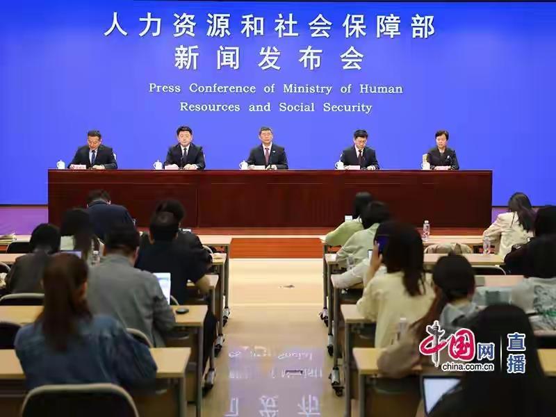 2026年养老金还涨不涨?官方连发两个“定心丸”，这类人最受益“今年的养老金通