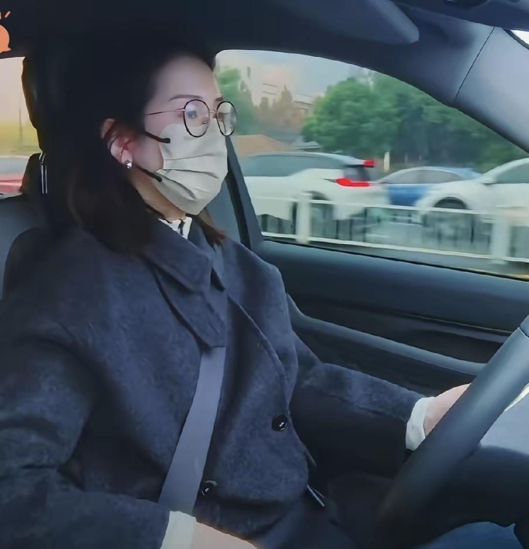 今天出门，手机是顶配的，大衣两千多，香水九百多，车也是贷款买的。看起来挺风光，其