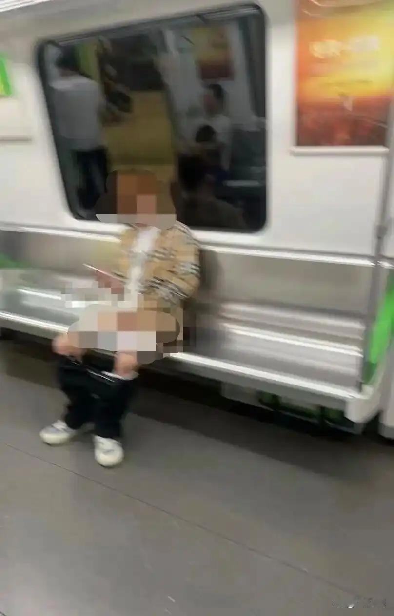 你有没有想过，那两段在网上疯传的地铁监控，到底是谁把它放出来的？一开始，大家
