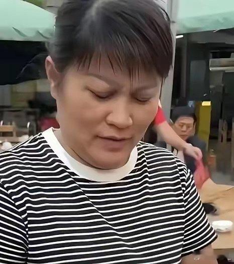 林诗栋妈妈太清醒了！儿子拿了冠军，妈妈不采访，不露面，安安静静卖面，林诗栋拿几十万奖金回家，妈妈没有